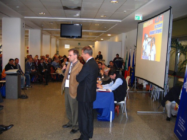 Francesco Cusati mentre ringrazia con a fianco il presidente CSI Massimo Achini